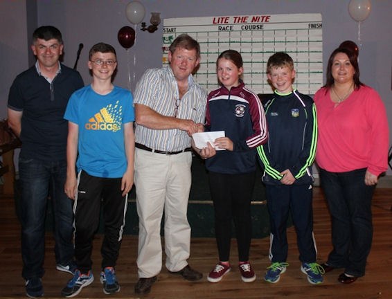 Chairman Pat O’Sullivan presenting the O’Connor family with their prize after Knocknaboul Rocket won its race. 